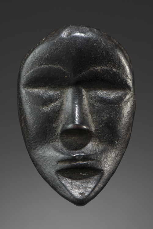 Masque diminutif Dan. Côte d’ivoire Bois H : 10 cm